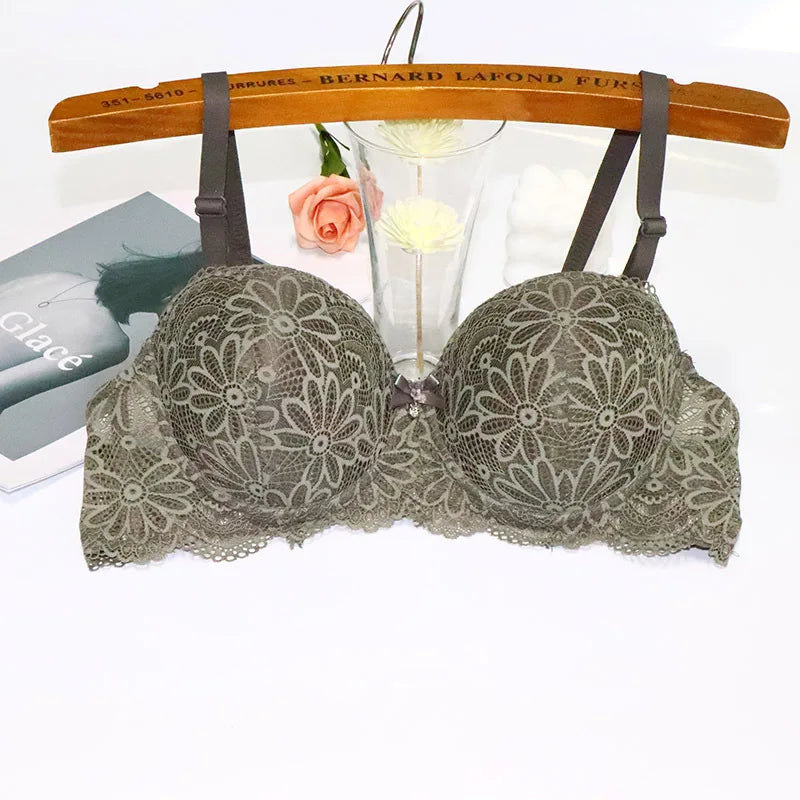Sexy lace push-up half cup bra with underwire, breathable floral design, and big cup support for elegant gathering.